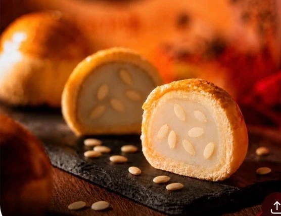 Pastry Moon Cake White Lotus with Melon Seed